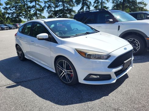 Used 2016 Ford Focus ST w/ Equipment Group 402A FWD image 3