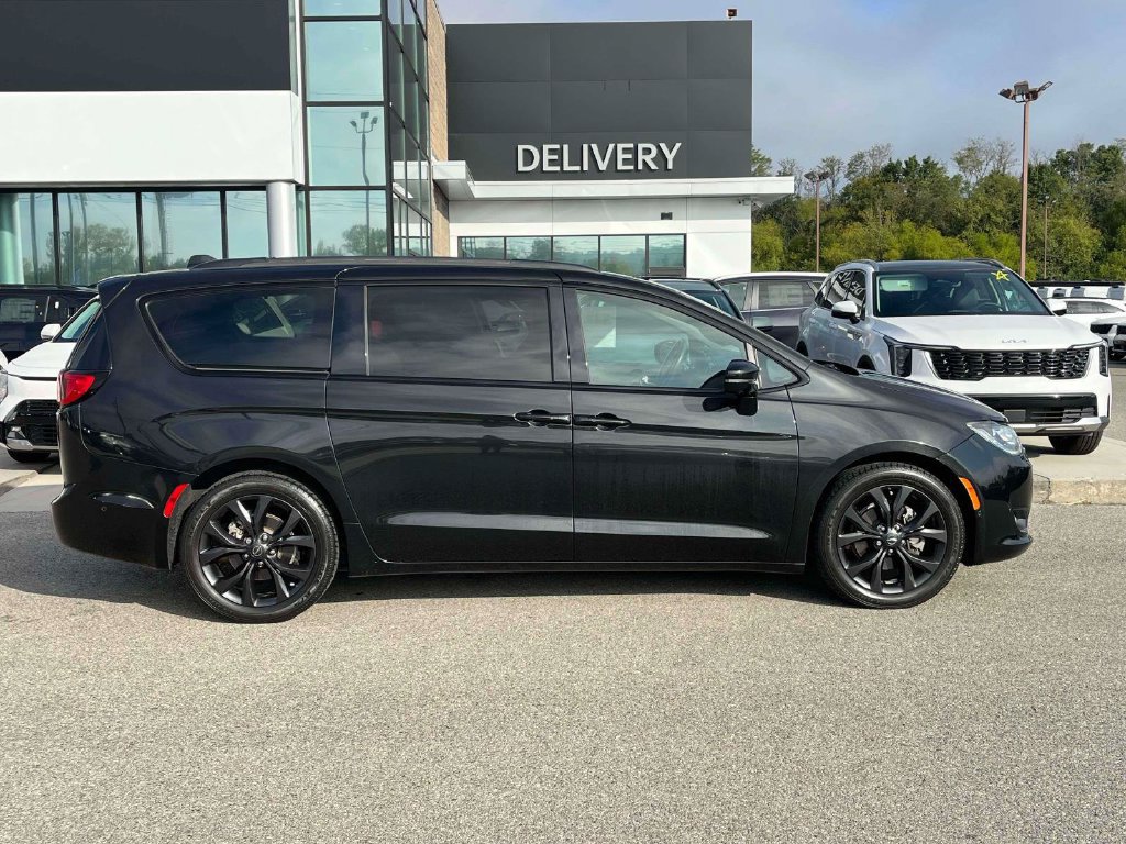 Used 2020 Chrysler Pacifica Limited w/ Quick Order Package 27H Red S FWD image 27