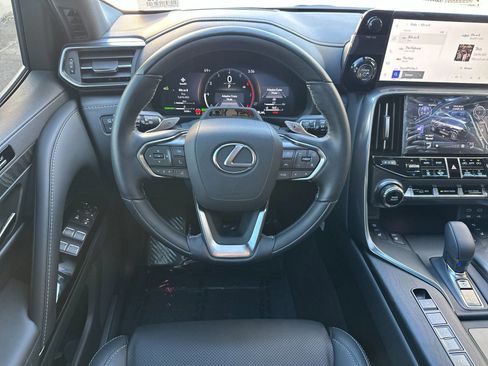 Used 2026 Lexus LX 700h Luxury image 16