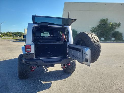 Used 2018 Jeep Wrangler Unlimited Rubicon AWD/4WD image 10