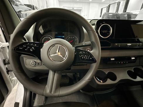 Used 2025 Mercedes-Benz Sprinter 2500 image 22