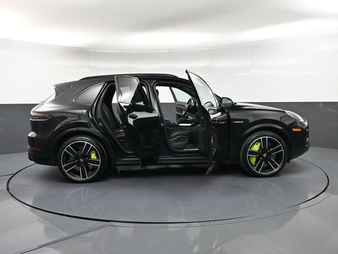 Certified 2022 Porsche Cayenne Turbo S AWD/4WD image 38