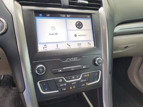 Used 2019 Ford Fusion SE FWD image 18