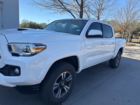 Used 2019 Toyota Tacoma TRD Sport w/ Technology Package image 1