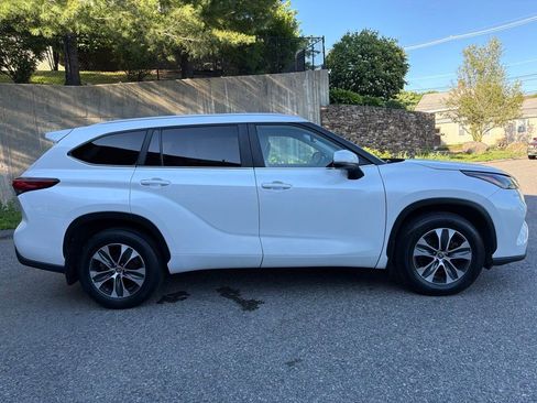 Used 2023 Toyota Highlander XLE AWD/4WD image 7