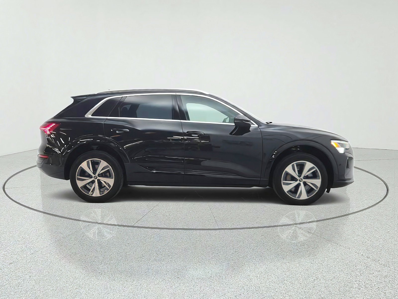 Used 2024 Audi Q8 e-tron Premium Plus AWD/4WD image 4