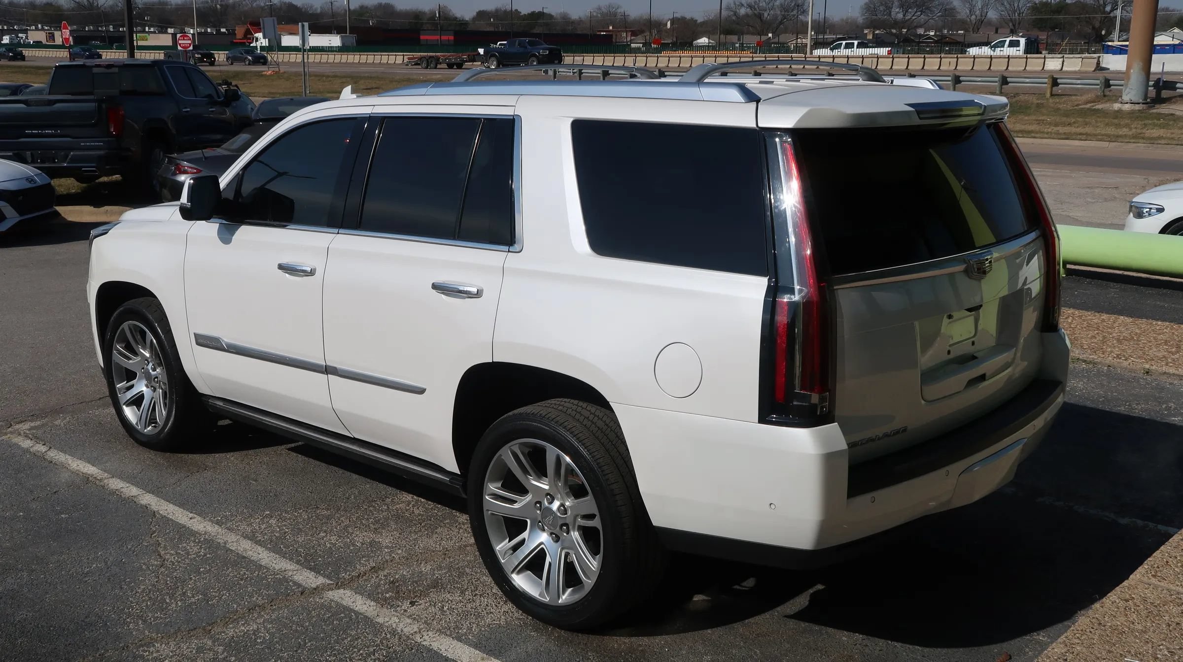 Used 2018 Cadillac Escalade Premium Luxury AWD/4WD image 12