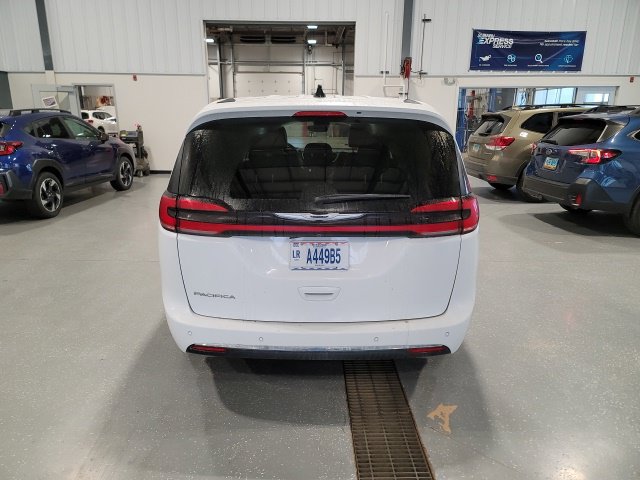 Used 2024 Chrysler Pacifica Touring-L FWD image 6