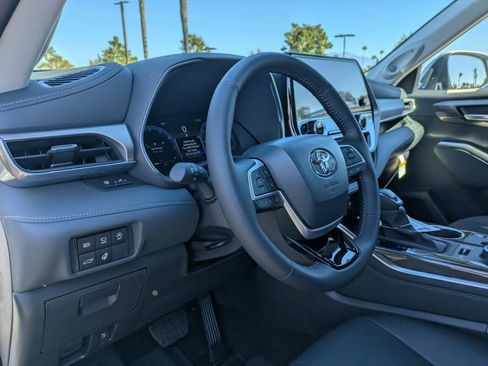 New 2025 Toyota Highlander Platinum image 3