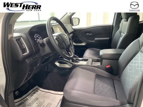 Used 2025 Nissan Frontier SV image 4