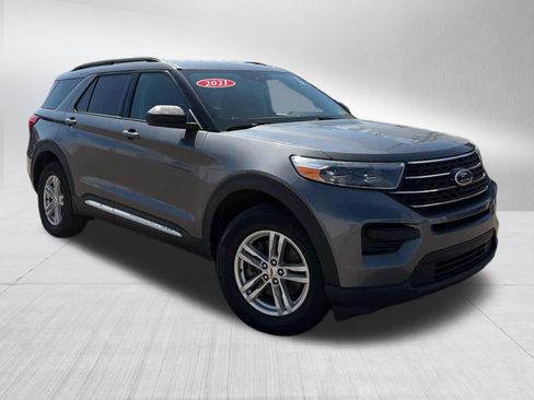Used 2021 Ford Explorer XLT AWD/4WD image 2