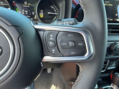 Used 2025 Jeep Wrangler Unlimited Sahara w/ Safety Group AWD/4WD image 29