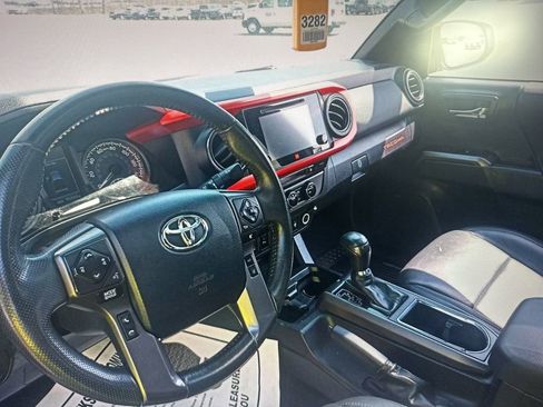 Used 2019 Toyota Tacoma TRD Sport image 7