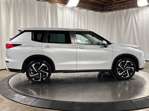 Used 2023 Mitsubishi Outlander SE AWD/4WD image 13