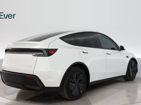 Used 2026 Tesla Model Y AWD image 3