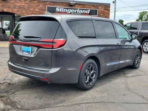 Used 2022 Chrysler Pacifica Touring-L w/ Uconnect Theater Family Group FWD image 4