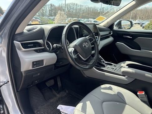 Used 2022 Toyota Highlander XLE AWD/4WD image 26