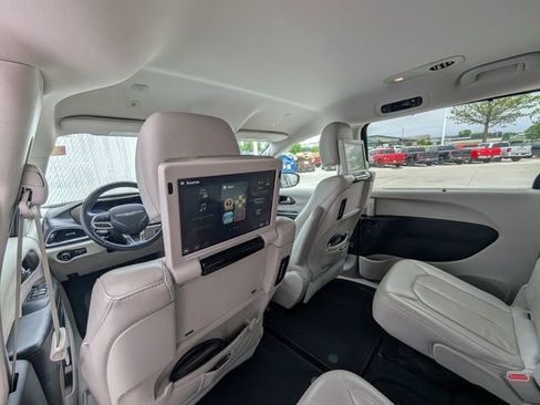 Used 2018 Chrysler Pacifica Touring-L Plus w/ Tire & Wheel Group FWD image 5