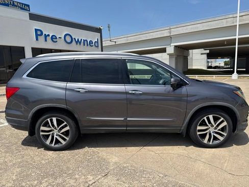Used 2017 Honda Pilot Touring image 2