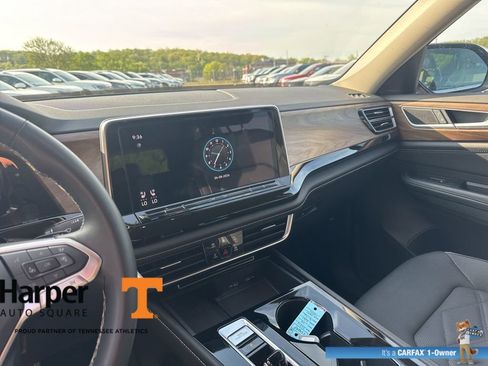 Used 2024 Volkswagen Atlas SE image 16