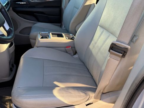 Used 2013 Chrysler Town & Country Touring-L w/ Driver Convenience Group image 19