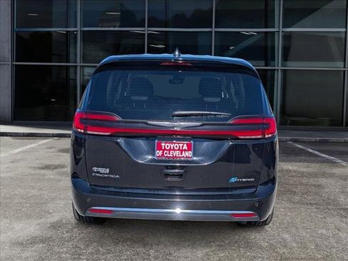 Used 2024 Chrysler Pacifica Select image 6