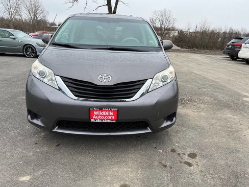 Used 2014 Toyota Sienna LE image 2