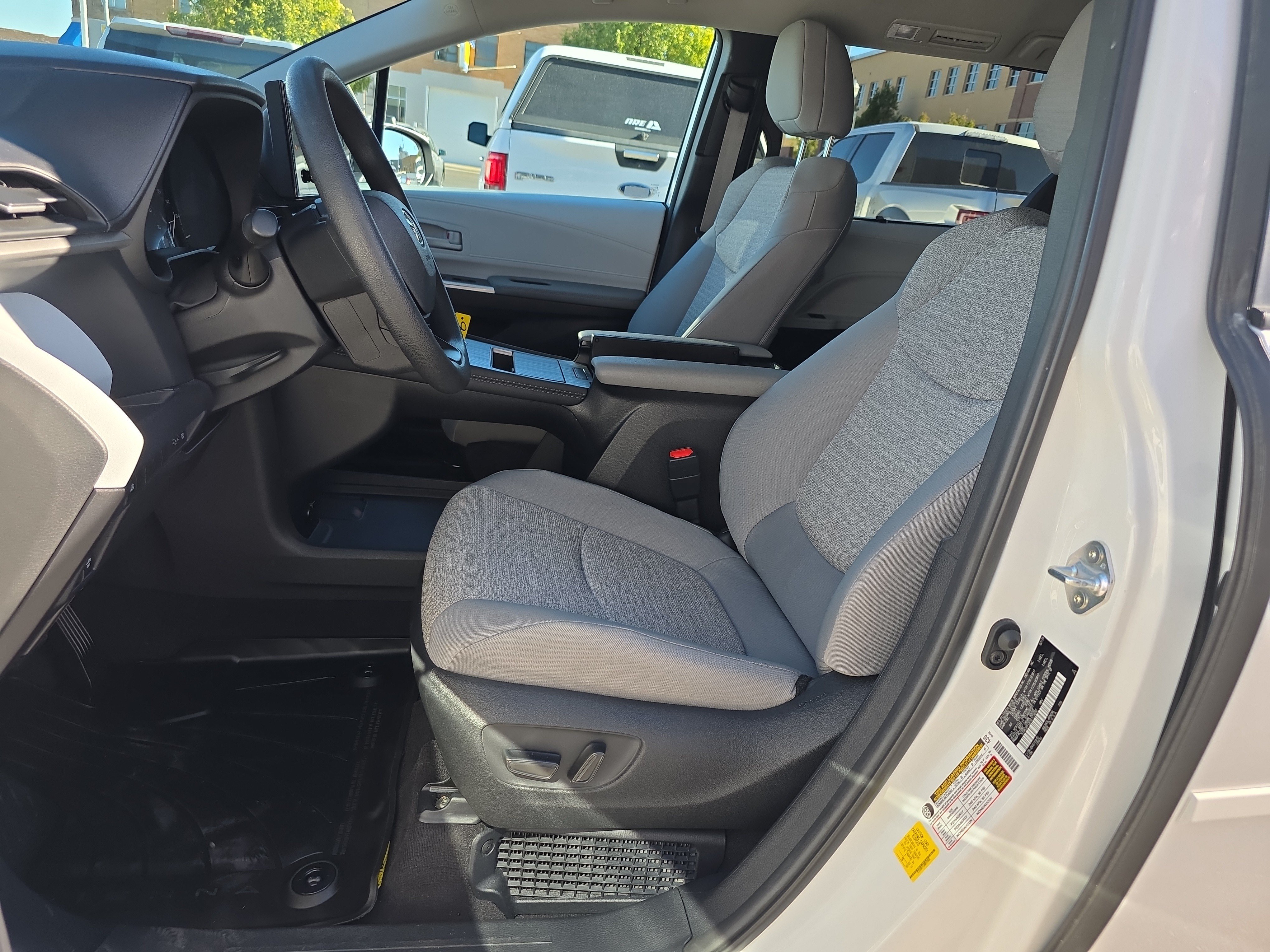 Used 2025 Toyota Sienna LE AWD/4WD image 11