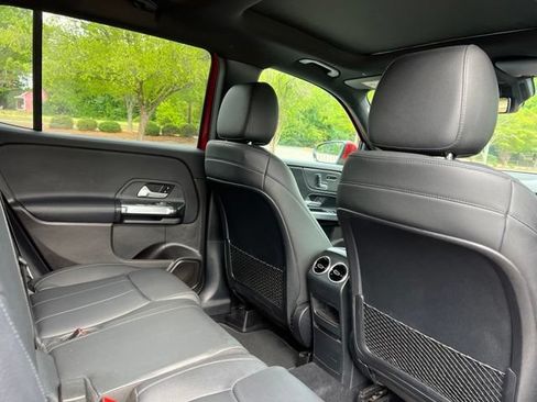 Used 2020 Mercedes-Benz GLB 250 4MATIC w/ Premium Package image 19