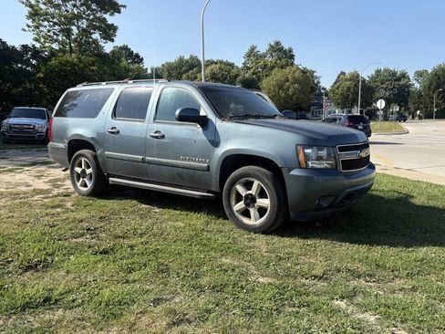 Used 2008 Chevrolet Suburban LT w/ LT Preferred Equipment Group AWD/4WD image 4