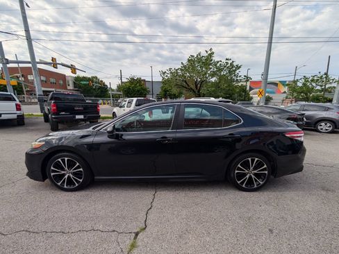 Used 2020 Toyota Camry SE FWD image 9