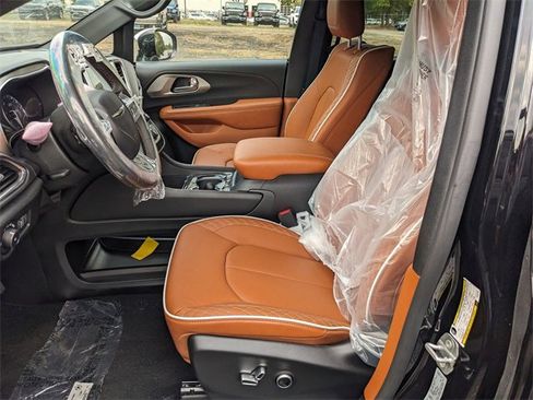 New 2026 Chrysler Pacifica Pinnacle image 6