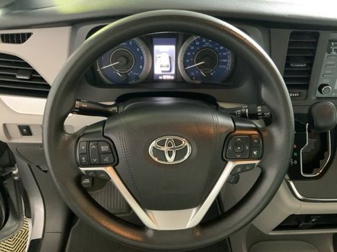 Used 2019 Toyota Sienna LE w/ LE Preferred Package image 18