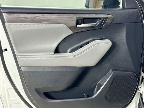 Used 2022 Toyota Highlander Platinum image 16