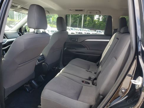 Used 2019 Toyota Highlander LE FWD image 10
