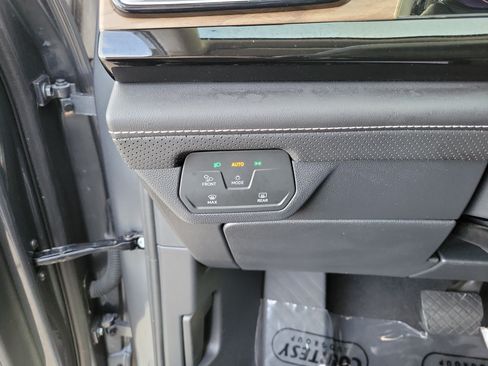 Used 2025 Volkswagen Atlas SE FWD image 26