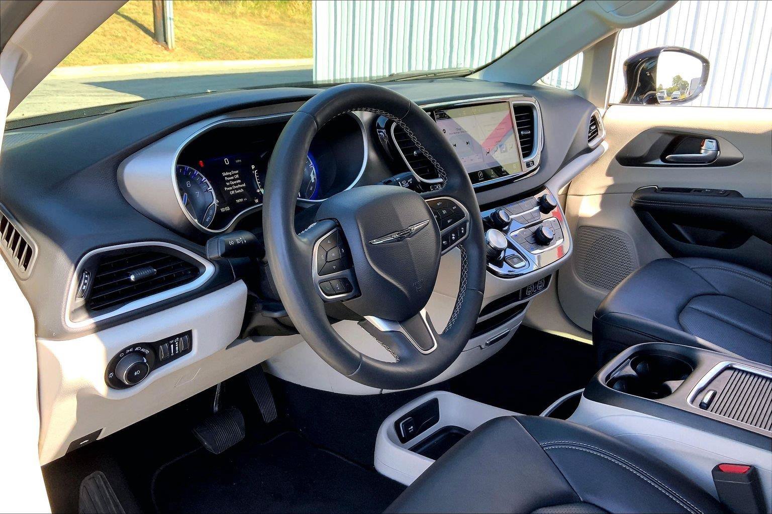 Used 2024 Chrysler Pacifica Touring-L FWD image 13