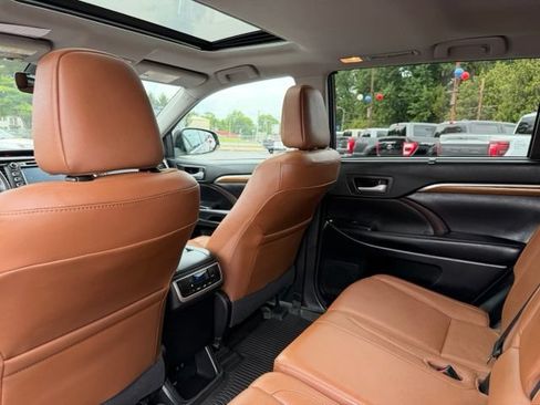 Used 2017 Toyota Highlander Limited AWD/4WD image 39