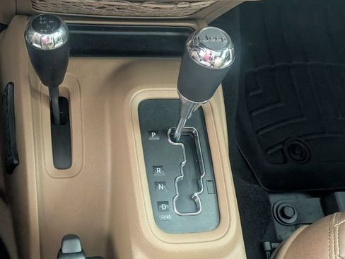 Used 2018 Jeep Wrangler Unlimited Sahara w/ Connectivity Group AWD/4WD image 19