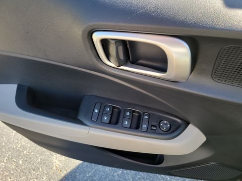 Used 2025 Hyundai Venue SEL FWD image 18