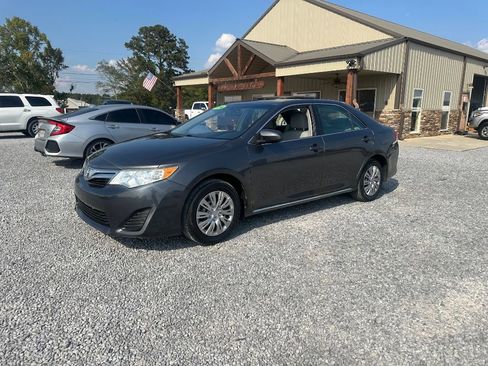 Used 2014 Toyota Camry LE image 1