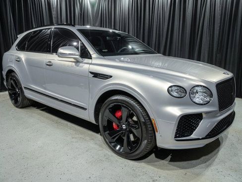 Used 2023 Bentley Bentayga Plug-In Hybrid image 3