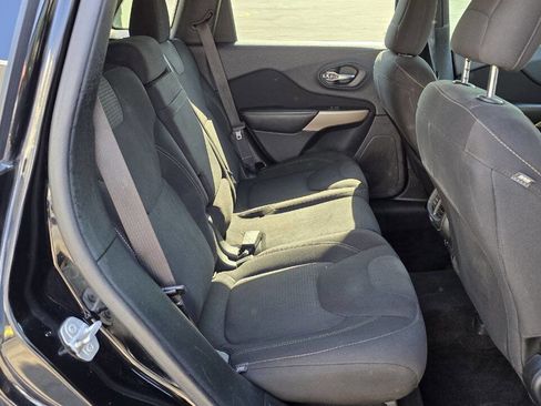 Used 2017 Jeep Cherokee Latitude w/ Cold Weather Group image 13