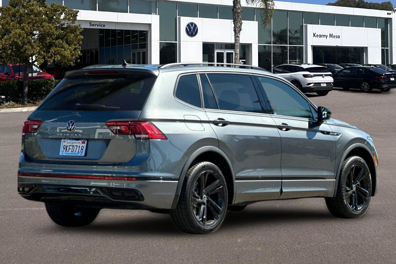 Used 2023 Volkswagen Tiguan SE R-Line FWD image 4