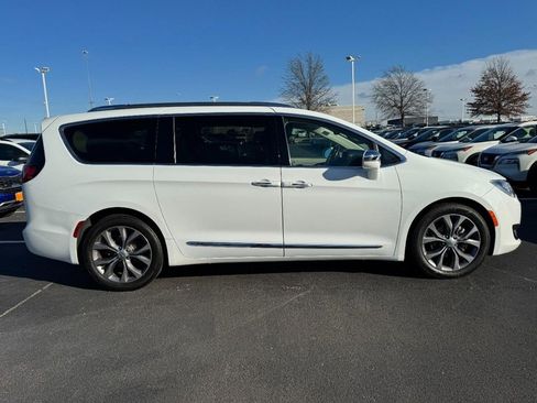 Used 2019 Chrysler Pacifica Limited image 2