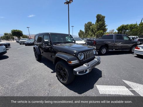 Used 2025 Jeep Wrangler Unlimited Sahara w/ Safety Group AWD/4WD image 8