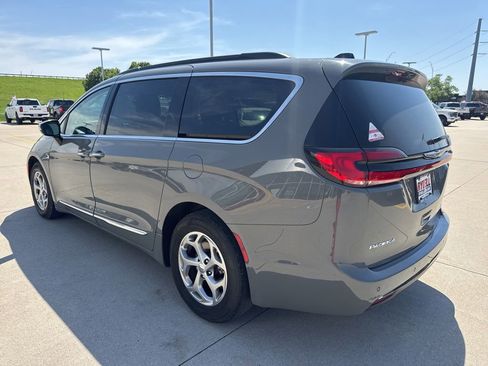 Used 2023 Chrysler Pacifica Limited FWD image 25