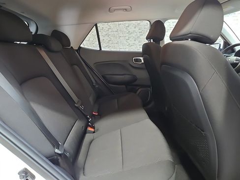 Certified 2025 Hyundai Venue SE image 11