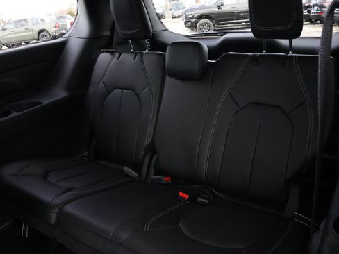 New 2026 Chrysler Pacifica Select image 12