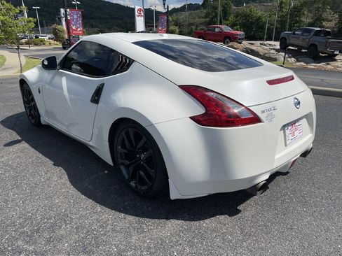 Used 2017 Nissan 370Z Touring RWD image 5